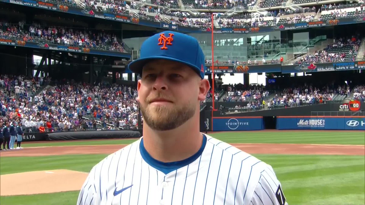 Kodai Senga is introduced at the Mets' home opener 👻