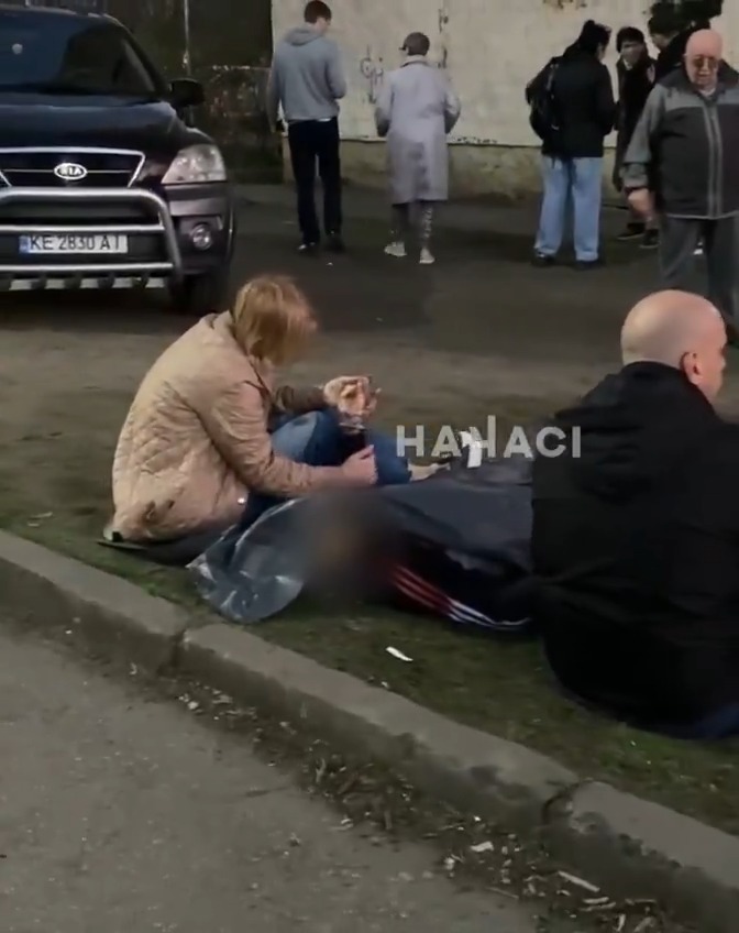 ❗️ Yeni bilgilere göre Rusya tarafından Kryvyi Rih şehrine yapılan füze saldırısı sonucunda 16 kişi hayatını kaybetti. Ölen çocuk sayısı 6'ya yükseldi. Görüntüler ölen iki çocuğa ait. Ailesinin cansız bedeni başında beklediği 15 yaşındaki bir erkek çocuğu. #Ukrayna #Rusya