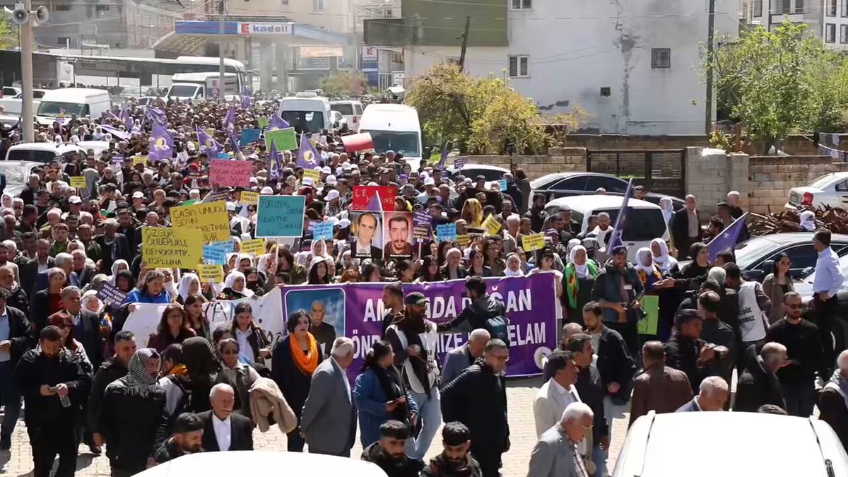 "Demokratik Toplumla Özgürlüğe Yürüyoruz" şiarıyla Amed’den başlattığımız yürüyüş bugün Amara’da son buldu. Demokratik toplum çağrısını rehber edinen gençliğin Amara’dan Sayın Öcalan’a selamı var.