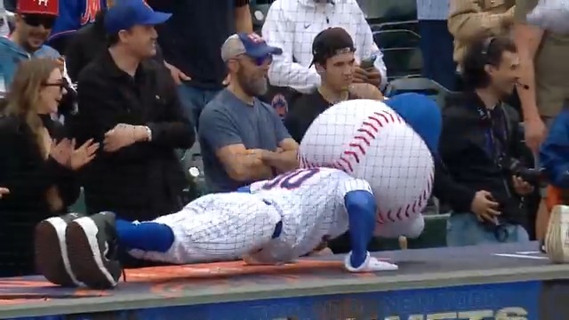 Mr. Met getting that work in 💪