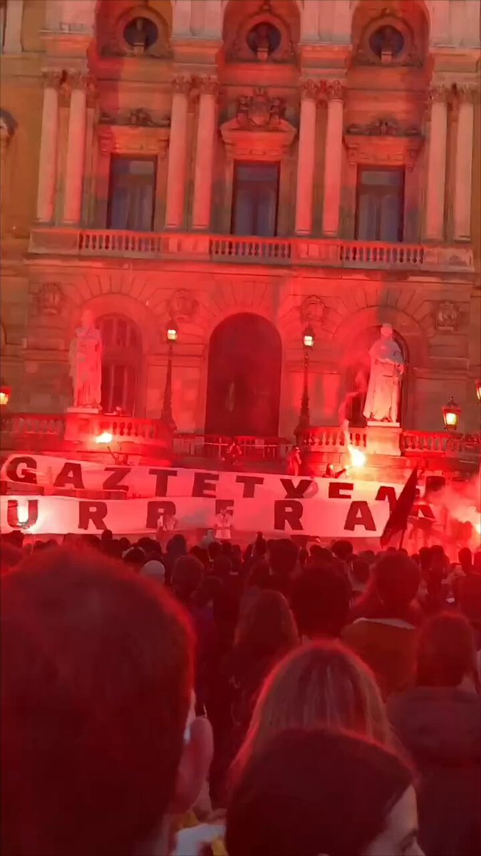 "Balio dezatela egun hauek Euskal Herrian Gaztetxeen eta bestelako gune okupatuen aldeko borrokak pizteko [...] eta etorkizuneko borrokak elikatzeko", adierazi dute ETXARRI 2 GAZTETXEA|eko kideek desalojoaren aurkako manifestazioan.