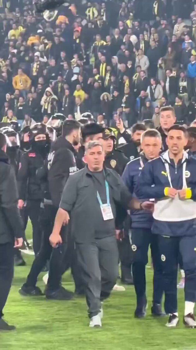 İrfan Can Kahveci, maç sonu Mourinho’ya “Ne yapıyorsun sen?” dedikten sonra küfür ederek içeriye giriyor. Etrafında tek bir Galatasaraylı bile yok