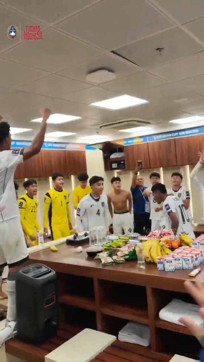 Di sini terlihat Dokter Timnas U17 Choi Ju Young ikut merayakan kemenangan atas Korsel. 2 kali dia jadi saksi Timnas Indonesia ngalahin negaranya sendiri : 1. Di U23 bareng STY 2.Di U17 bareng Nova Arianto #TimnasDay #GarudaMendunia