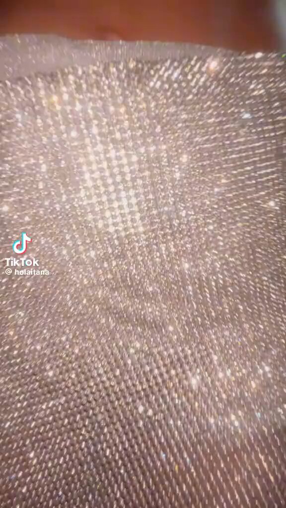 Nunca un outfit pedía tanto salir del armario para tenerlo en la gira. :(