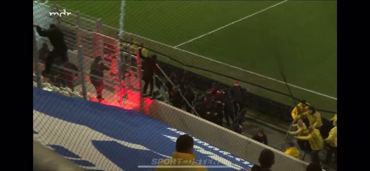 Deutsche 300 - Halle stürmt den Innenraum, verprügelt Ordner und stürmt Richtung Jena-Block #FCCHFC #jena