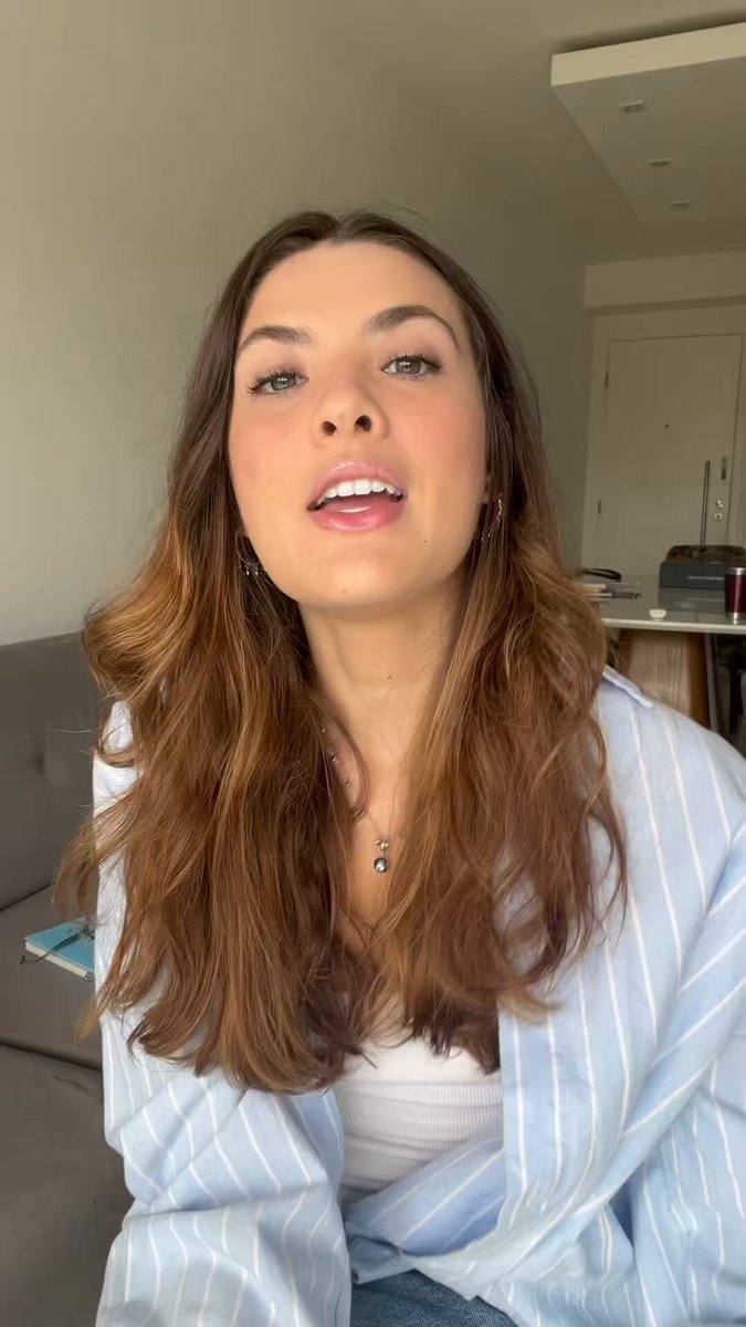 Lívia Inhudes, a Vivi de “Chiquititas”, também se pronunciou sobre a exclusão de Júlia Gomes nos bastidores da novela: “Quando tem uma situação e a maioria age da mesma forma, é porque alguma coisa está acontecendo, não acham? Quando alguém fala algo, eu acho que é preciso revisitar o passado e rever suas atitudes.”