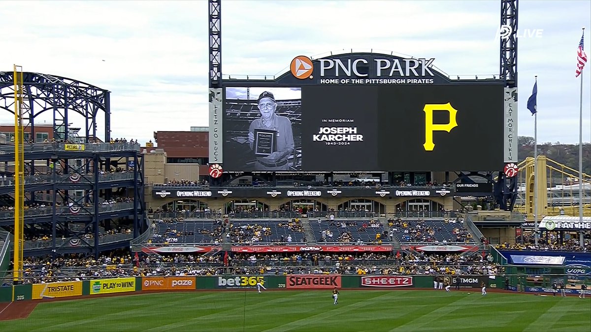 The Pittsburgh Pirates with a moment pregame to honor those we lost in the offseason ❤️