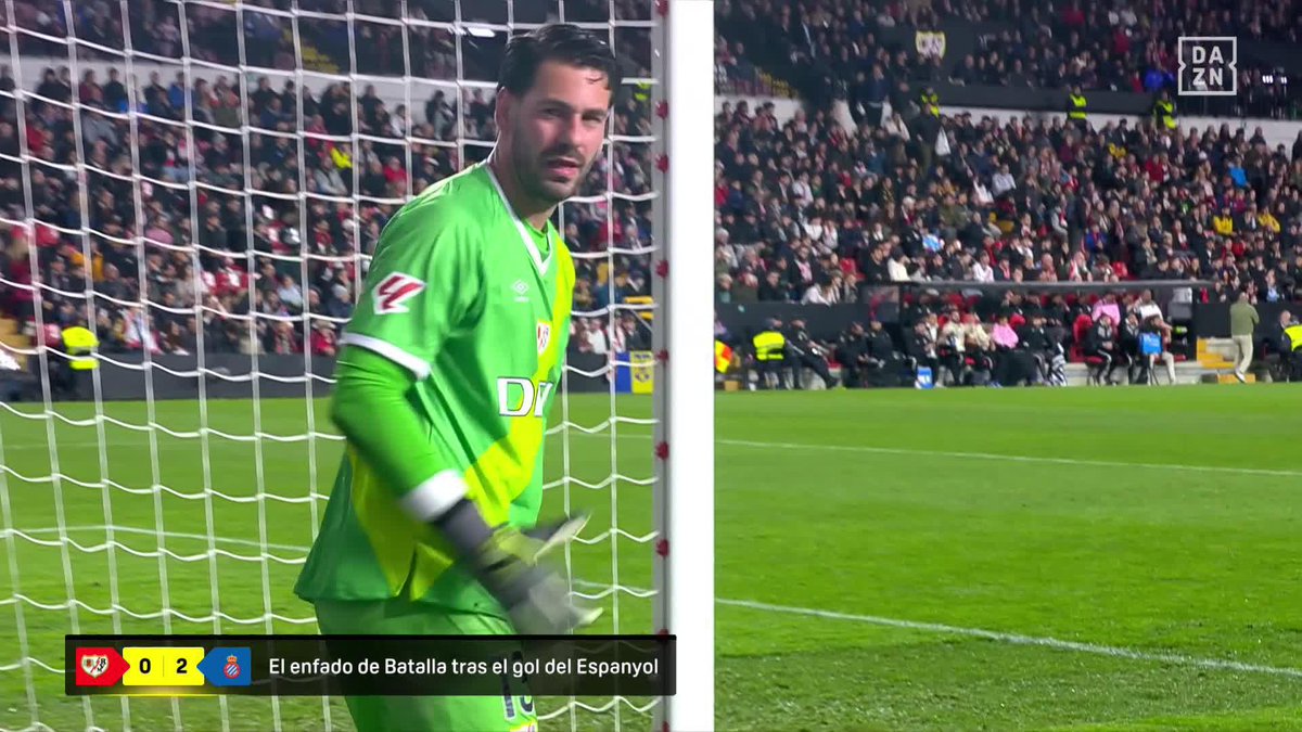 IMAGEN DAZN 📹 El enfado tremendo de Augusto Batalla tras el primer gol encajado por el Rayo Vallecano 😡 #LALIGAenDAZN ⚽