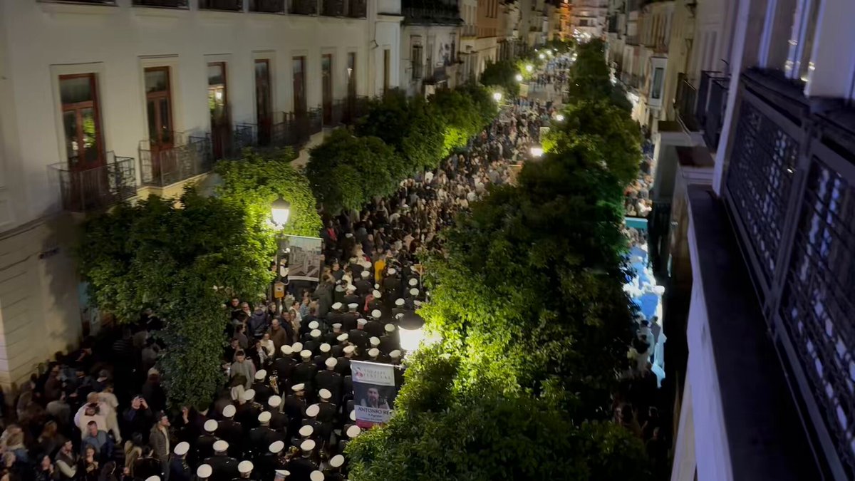 Acaba de pasar Rosario de Cádiz por calle larga en Jerez