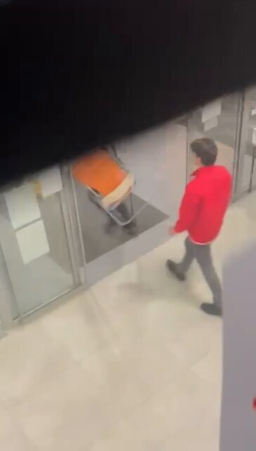 U večernjim časovima 04.04. dogodio se incident na Ekonomskom fakultet Univerziteta u Beogradu kada je gradjanin nepoznatog identiteta koji nije student naše institucije upao u hol zgrade i pokušao da izazove reakciju naših studenata nasrtanjem na redare i bacanjem stvari u njihovom pravcu. Naši studenti odreagovali su hladne glave zamolivši ga da napusti ustanovu koju čuvamo zajedno sa portirom zaposlenim na Ekonomskom fakultetu. Apelujemo na kolege drugih fakulteta da pooštre mere bezbednosti na svim ulazima svojih ustanova. Mirno i dostojanstveno. Do ispunjenja zahteva!