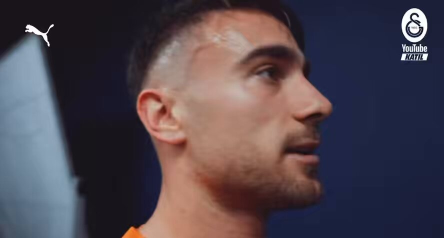 ✍️ Yunus Akgün’ün, Kadıköy duvarına “Kadıköy hatırası.” yazdığı anlar. (Galatasaray YouTube Katıl)