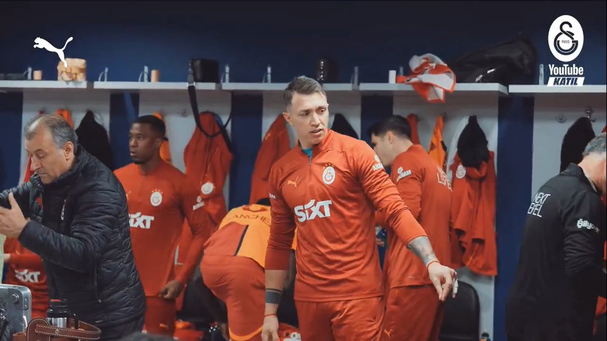 Kaptan Fernando Muslera'nın Fenerbahçe derbisi öncesi provokasyon uyarısı. "Provokasyon olduğunda akıllı olup uzaklaşıyoruz. Kaos yok. Kavga yok. Kaos yok (Lemina'yı işaret ederek). Sadece futbol oynayacağız." (GS Youtube Katıl)