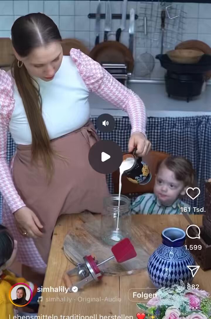 Sie ist das bekannteste deutsche Tradwife auf Instagram - Simha Lily 1,1 Mio Follower - das Video hat 28 Mio Aufrufe In diesem Video macht sie Butter 🫶 #tradweif #OstmullenDienstag