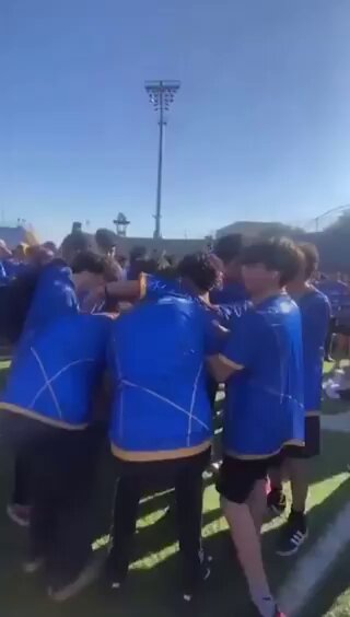 🚨Estudiante de la Prepa 22 sufre caída durante evento en el Gaspar Mass. Durante una dinámica grupal en el estadio por un evento conmemorativo del Día Mundial de la Activación Física, un alumno de la #UANL fue lanzado al aire por sus compañeros y terminó con una aparatosa caída. Se señala que no presentó lesiones graves y se encuentra fuera de peligro.😕 📹EL NORTE.