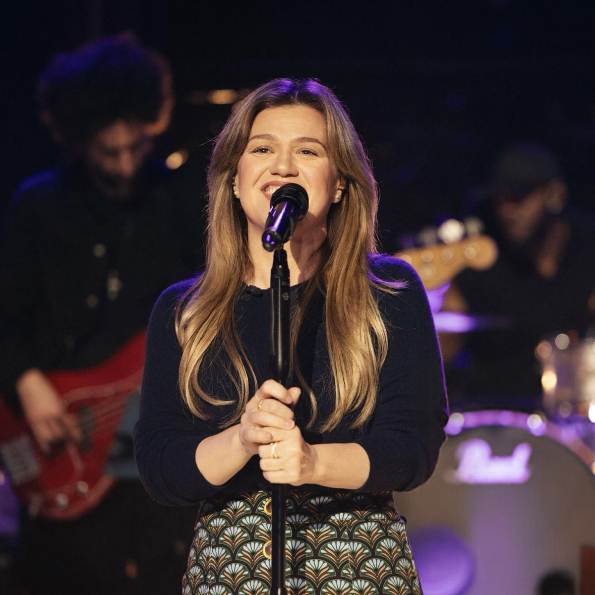 Kelly Clarkson is actually INSANE!!! She had no voice just last week, and now she’s out here belting these high notes like it’s nothing???
