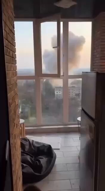 O momento em que um míssil balístico russo atingiu um bairro residencial na cidade ucraniana de Kryvyi Rih. Perto do local do impacto havia um playground. 16 pessoas morreram, das quais 6 crianças, e outras 50 pessoas ficaram feridas.