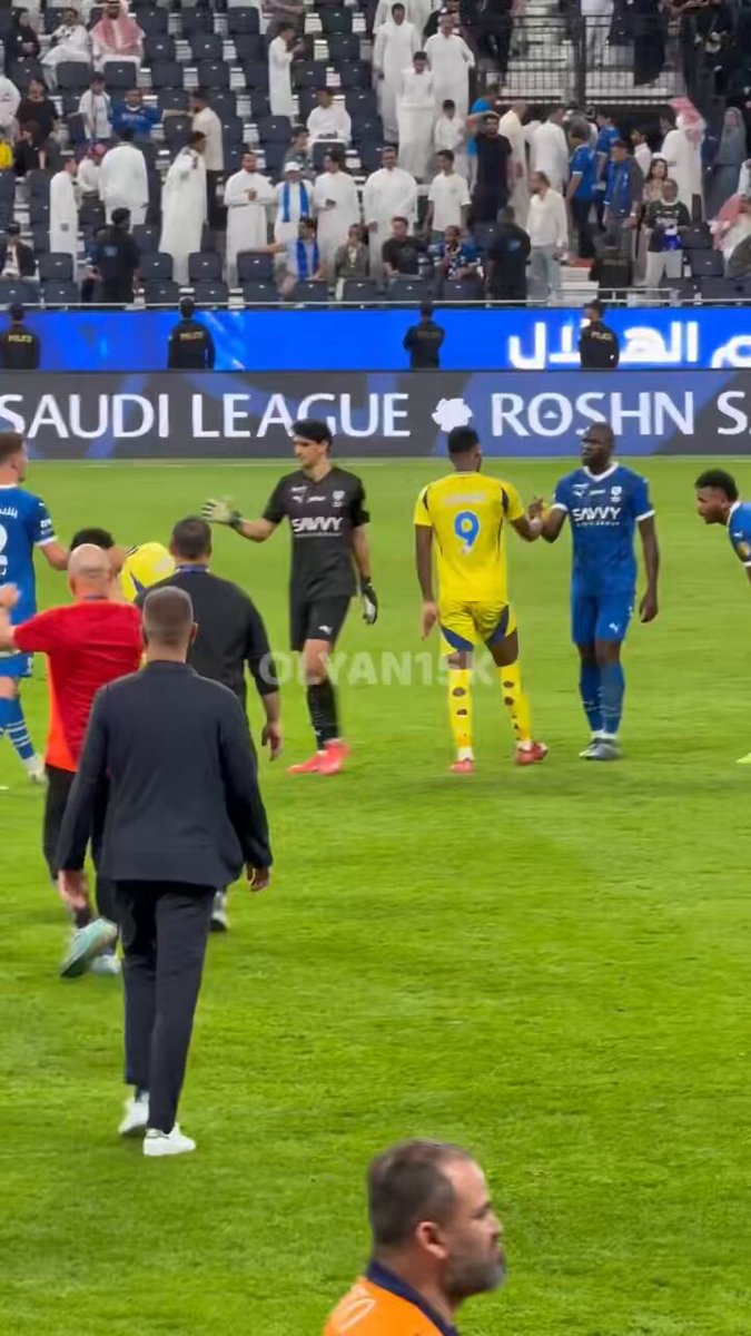 إيش العنوان الصحيح #الهلال_النصر : 1/ دوران يرفض مصافحة البليهي 2/ دوران يرد اعتباره مع البليهي