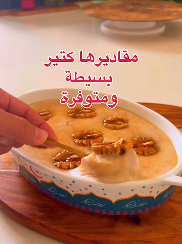 طريقه التلبينه النبويه 😍 ورد ذِكر «التلبينة» في أحاديث صحيحة منها: روى ابن ماجة من حديث عائشة قالت: كان رسول الله صلى الله عليه وسلم إذا أخذ أحداً من أهله الوعك أمر بالحساء من شعير فصنع ثم أمرهم فحسوا منه ثم يقول: (إنه يرتو فؤاد الحزين، ويسروا فؤاد السقيم، كما تسرو إحداكن الوسخ بالماء عن وجهها).