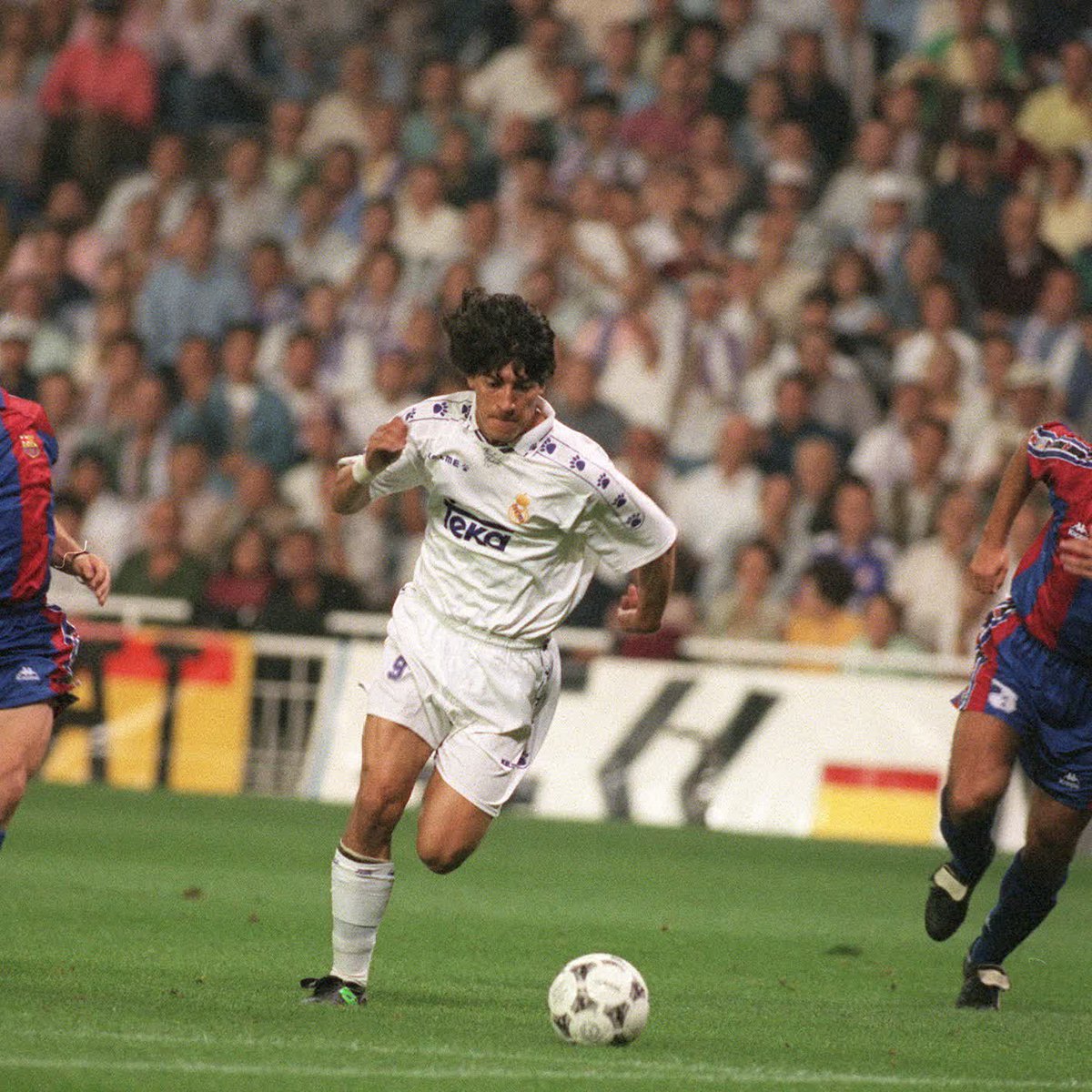 El día en que Iván Zamorano 🇨🇱 vapuleó a Barcelona. Fue el 7 de enero de 1995. Firmó tres goles, brindó un pase gol y un remate suyo en el palo derivó en otro tanto. Terminó 5-0 para Real Madrid. Dirigían Valdano y Cruyff. Histórico Bam Bam.