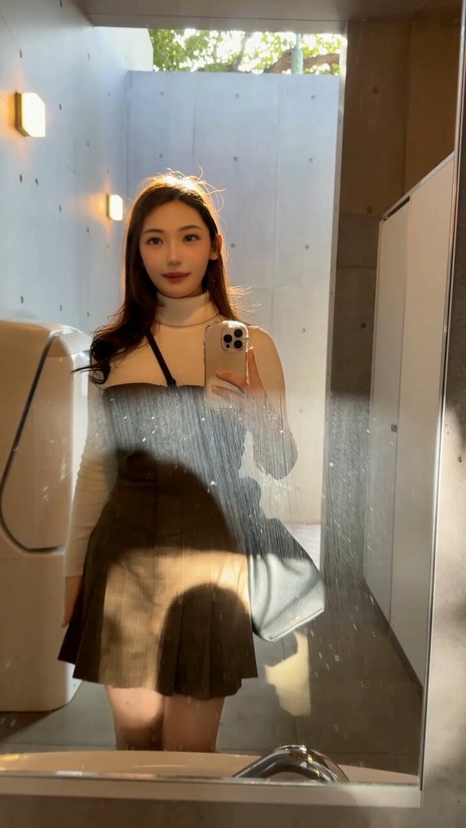 おはりん～🔖 綺麗な公衆トイレで撮っちゃった💕