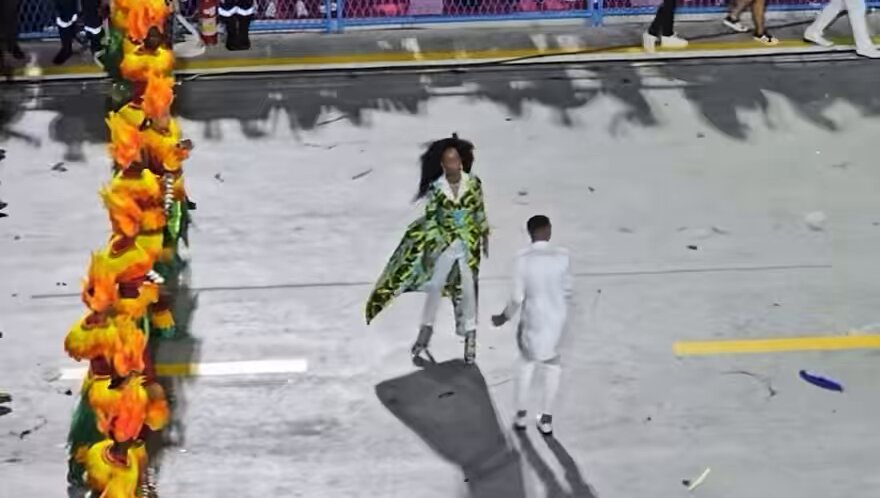 Achei esse take de um vídeo do nosso desfile e eu fiquei em looping: o reggae, o catwalk, o vento levantando minha roupa, meu cabelo esvoaçante… JURO! 🤧