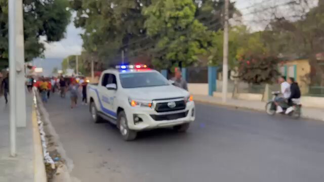 Marchan exigiendo que saquen los haitianos del país después que un haitiano violó a una señora delante de sus hijos en el sector José Francisco Peña Gómez de esperanza