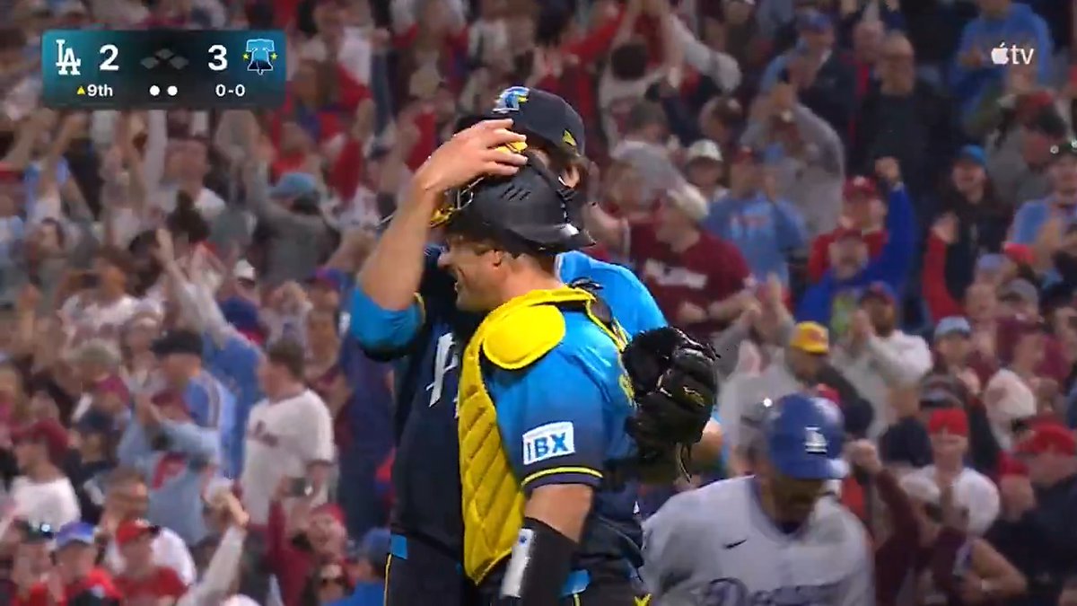 Strike 'em out, throw 'em out double play to end it for the Philadelphia Phillies!