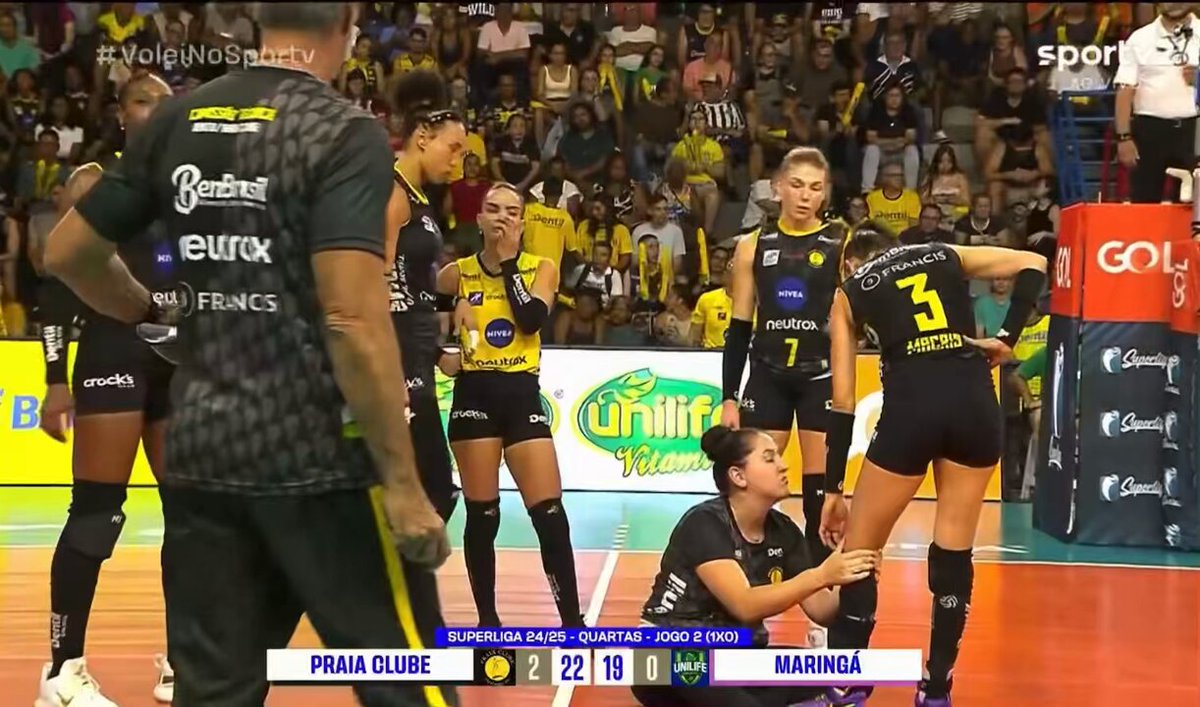 Macris 🧚‍♀️ Enquanto a levantadora estava sendo atendida (está tudo bem), a repórter Valéria Almeida compartilhou que mesmo após um jogo de 5 sets, Macris decidiu ficar mais um tempinho em quadra para jogar vôlei com crianças 😇 #VoleiNoSportv