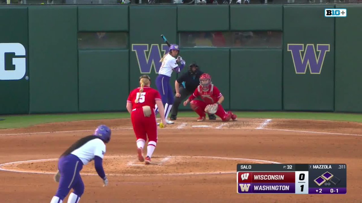 🔽2nd | EMMY 😱 What a tag from Emmy Wells to keep the game scoreless, and get the double play! Wisconsin 0, Washington 0