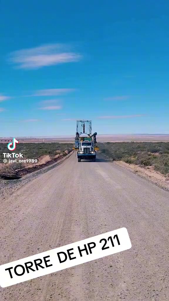 Transporte de torre de perforación entre locaciones, con un camión adelante y otro marcha atrás #VacaMuerta