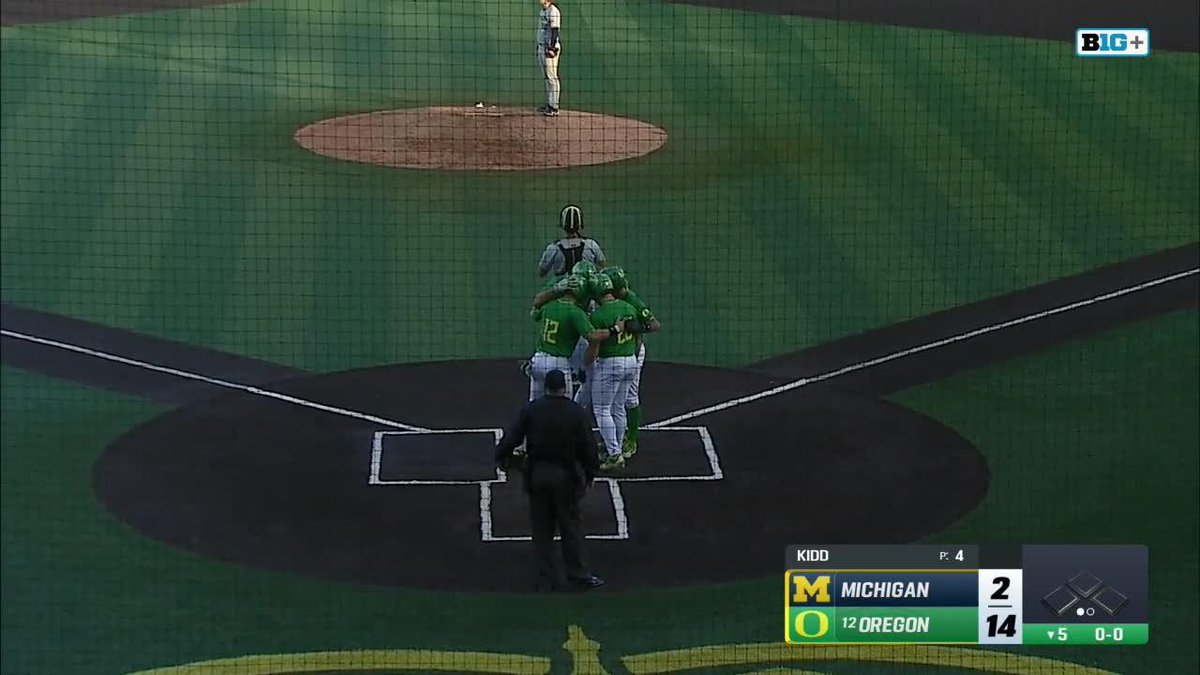 DUCKS. GRAND. SLAM. 🦆 Dominic Hellman blasts one into the parking lot for Oregon Duck Baseball 💣 #B1GBaseball on B1G+