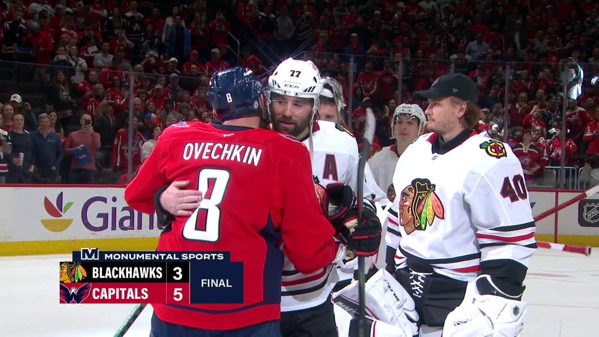 The Blackhawks stayed on the ice to congratulate Alex Ovechkin after he tied Wayne Gretzky's all-time NHL goals record 👏
