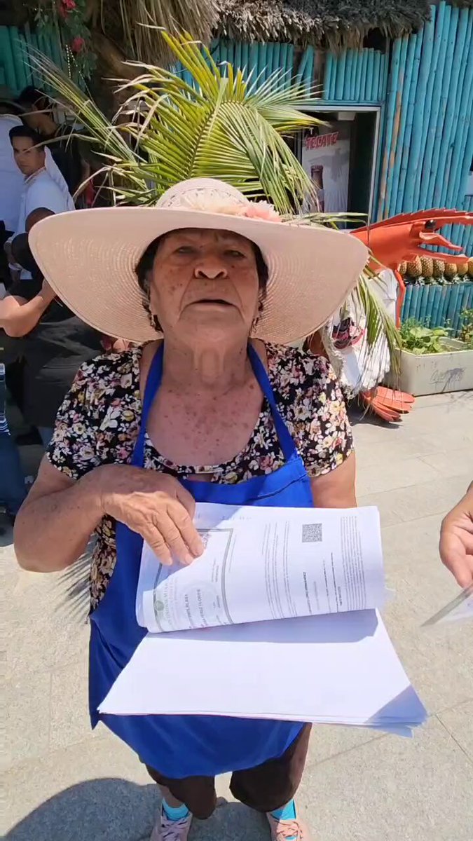 Josefina tiene 68 años, no sabe leer, tiene que trabajar de cocinera, su esposo murió. Ella aparece en la lista para la Pensión del Bienestar, lo corroboró en Xalapa, pero aquí en Veracruz le dicen que no existe y le niegan su dinero. Alguien le está pegando al cajón