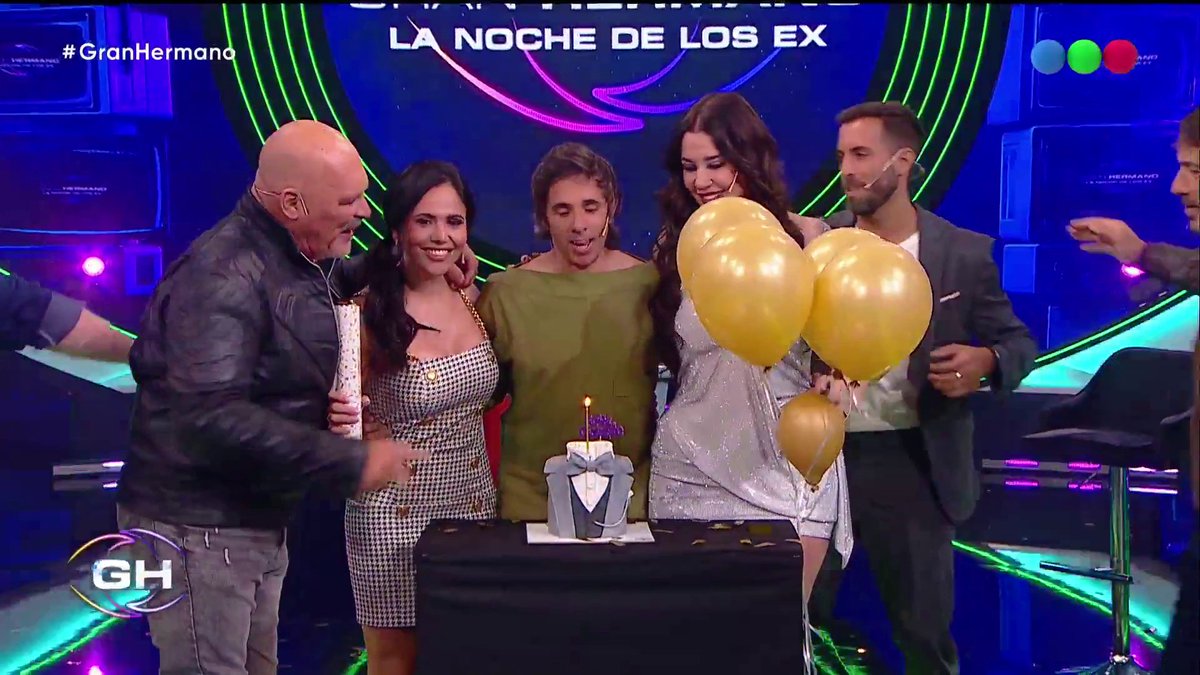 🎉 ¡Feliz cumple a nuestro querido conductor de la #NocheDeLosEx! Robertito gracias por acompañarnos, siempre juntos 💙💚❤️ 👁 Mirá #GranHermano en y espiá la casa GRATIS las 24 horas por DIRECTV LatinAmerica DGO 📺