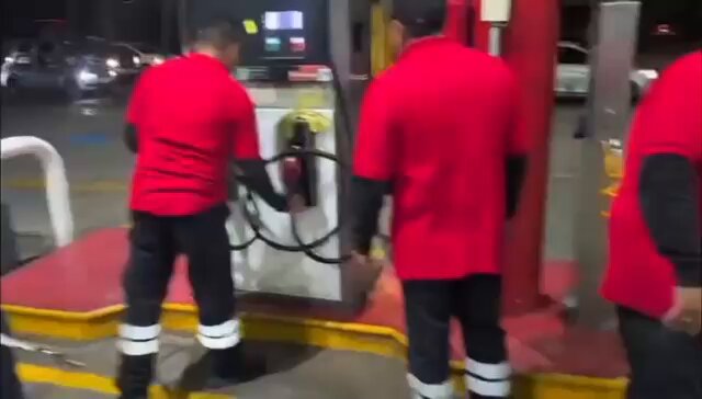 Hace unos momentos, personal del área de Verificación de Combustibles fue agredido por trabajadores de la Gasolinera, ubicada en la Carretera Federal México-Cuautla, KM 5+167, en San Gregorio Cuautzingo, Chalco. Como se ve el video, los empleados amenazaron y agredieron a los compañeros tras oponerse a un procedimiento de verificación de volumétricos. Aquí está el punto exacto, para que las personas consumidoras la ubiquen y NO CARGUEN ahí. El que nada debe nada teme. Actuaremos como legalmente corresponde.
