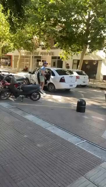 Córdoba, Argentina. No irá preso! ¿Cuánto tiempo tardaría en El Salvador la PNC El Salvador para reventarle la puerta de la casa a este simio?