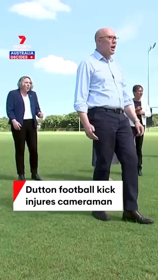 A news cameraman has been injured by Peter Dutton’s right foot in the Northern Territory. A football kicked by the Liberal leader struck the cameraman’s viewfinder, which then collided with his head. #auspol #federalelection #dutton #nt #football #7NEWS