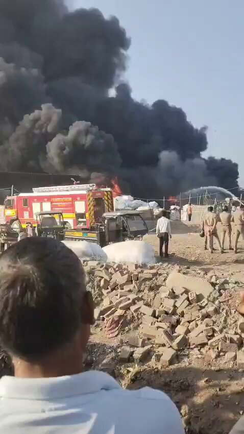 यूपी : नोएडा के गांव बहलोलपुर में कई झुग्गी झोंपड़ियों में आग लगी। फायर बिग्रेड की 10 से ज्यादा गाड़ियां मौके पर हैं, बचाव राहत जारी है।