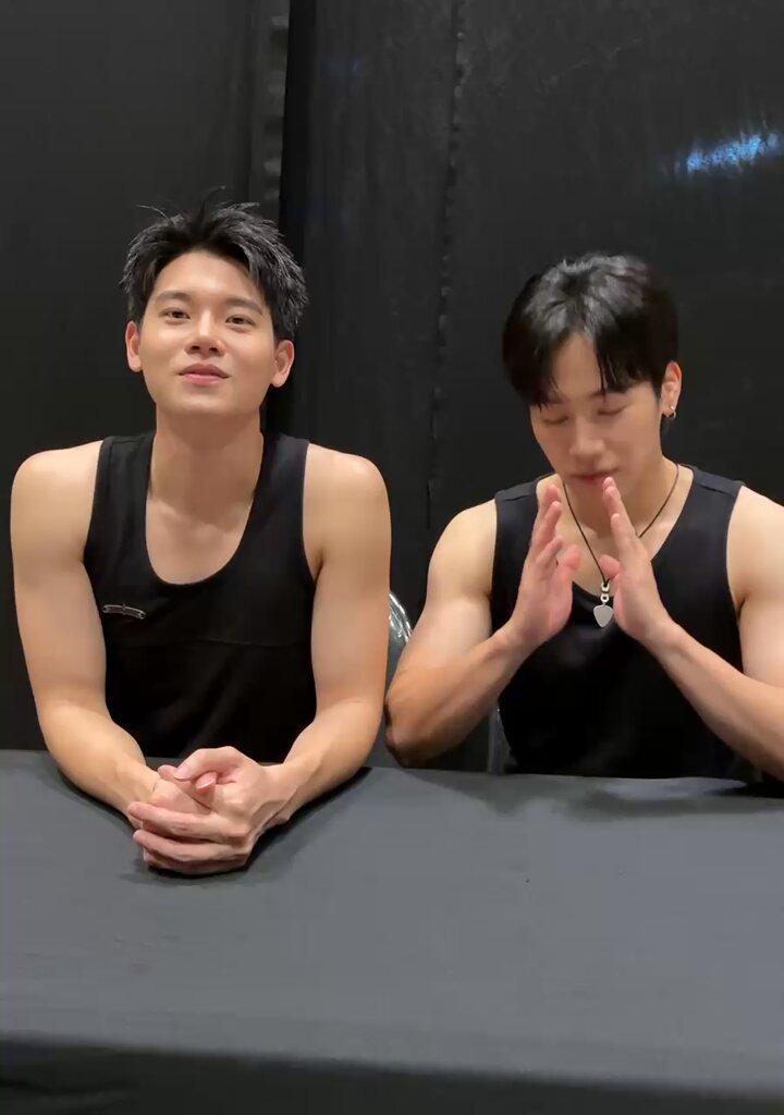 พวกเราสองคนรอเจอทุกคนอยู่นะครับ #BKK_YINWAR1STFANSIGN