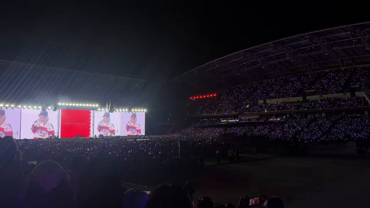 THE CROWD SINGING TO 'i wonder..' IN LA!!!! 😭💜 #HOPE_ON_THE_STAGE_TOUR_LA