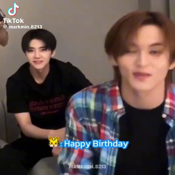 แทบไม่ค่อยมีคนหวีดไลฟ์นี้เลยป่ะ แต่ไถเจอละมาดูอีกทีคือน้องเขินมาก ละคนพี่ก็จะพูดถึงวันเกิดน้องอยู่นั่น ฮีพูดถึงวันเกิดน้องก่อนตัวเองอีก ฮ้อบ