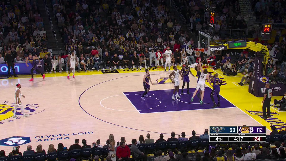 SHOWTIME LAKERS 🌟 What a connection from Reaves to LeBron!!