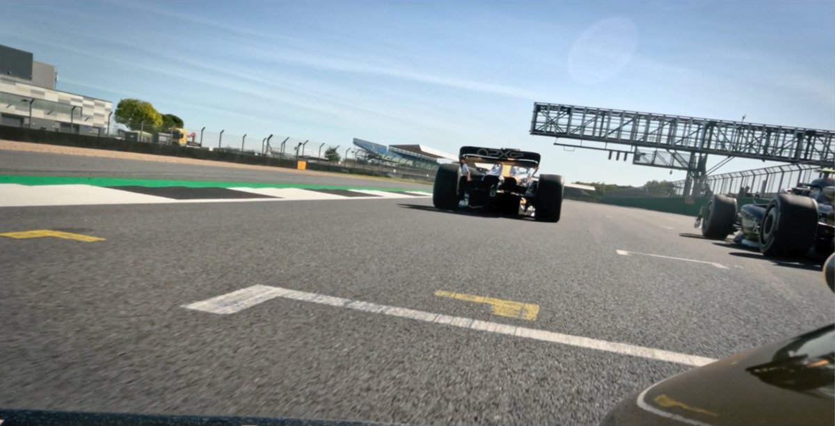 ブラッド・ピット主演の映画『F1』 本物のレースの合間10分間に 観客10万人以上の目の前で カメラ30台回してレース劇撮ってたらしい しかもブラピが本当に運転している… 観客は「ブラピがそこにいる」って気づいてなかったとか もうドキュメンタリーだろこれ