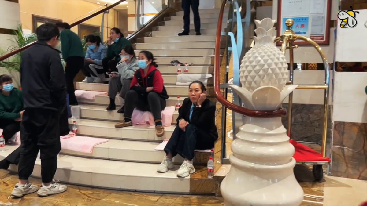 「广东深圳：200酒店员工连日集会讨要工资争取赔偿（2025.03.31-04.04）」广东深圳一家四星级酒店的员工连续5天在酒店大堂内集会维权，抗议酒店拖欠工资以及单方面解除劳动合同。据员工透露，位于深圳福田区的深圳东方银座美爵酒店，老板在转卖酒店后单方面解除了与200名员工的劳动合同，未做任何赔偿，工资也有三个月未结清。员工于3月31日发起维权行动，聚集在酒店大堂，高喊“东方银座还我血汗钱”等口号。截至4月4日，员工的维权行动还在持续，但未取得任何进展。期间，酒店还切断了员工宿舍的电源，并阻止员工在食堂继续用餐，员工发布到社交网络的信息也遭到删除。