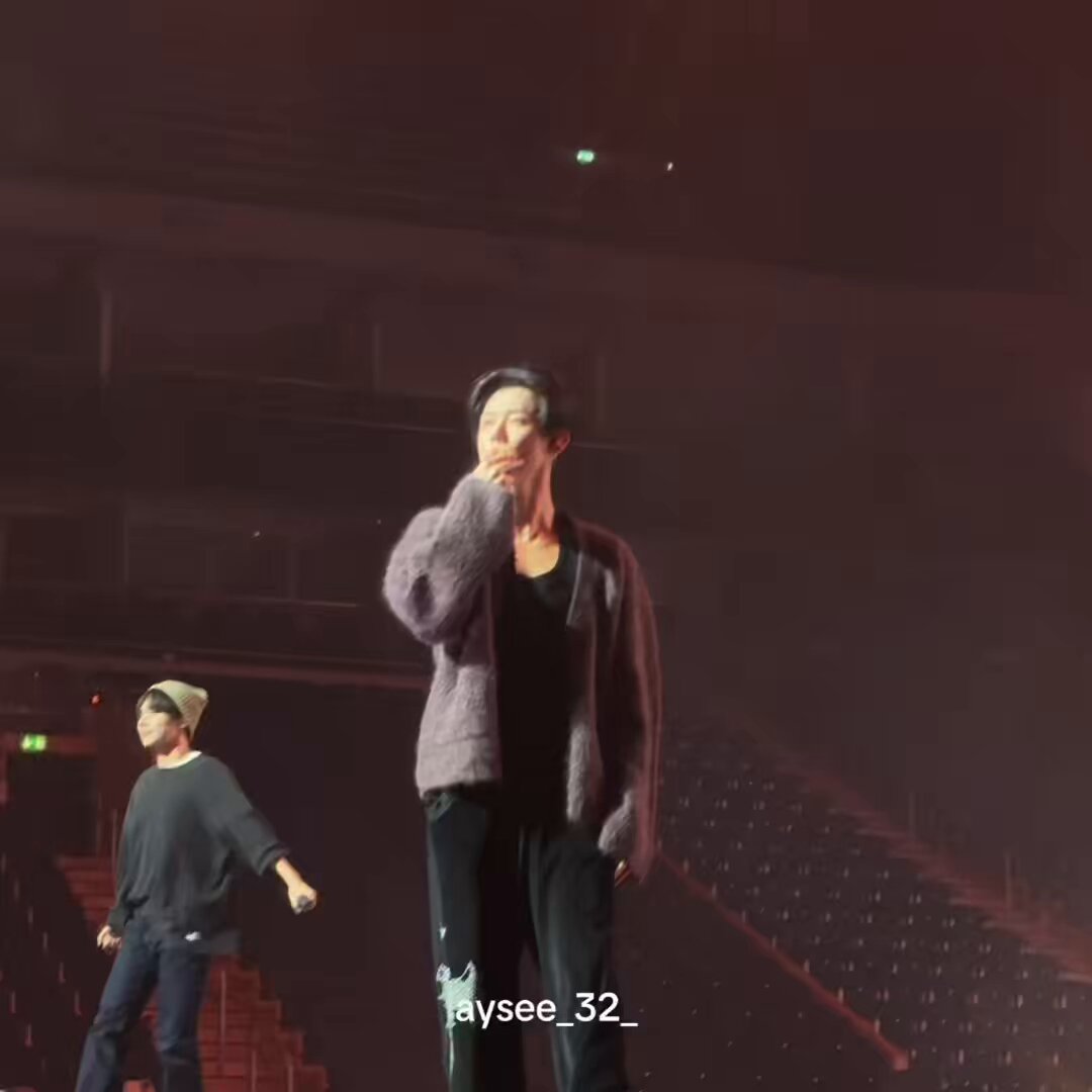 โมอาชูป้าย "ยอนจุน ทำไมถึงมองฉันเหมือนเป็นแฟนของนายเลยล่ะ" แล้วดูพี่ยอนมอง แฟนสาวหนึ่งล้านคนจะอยู่กันยังไง