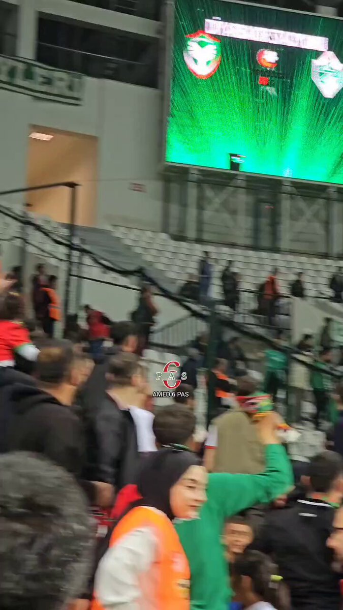 Taraftarlarımıza b*zkurt işareti yapan ırkçı şahıslara onurlu Iğdır halkı hadlerini bildirdi 👏 #Amedspor vs #IğdırFK