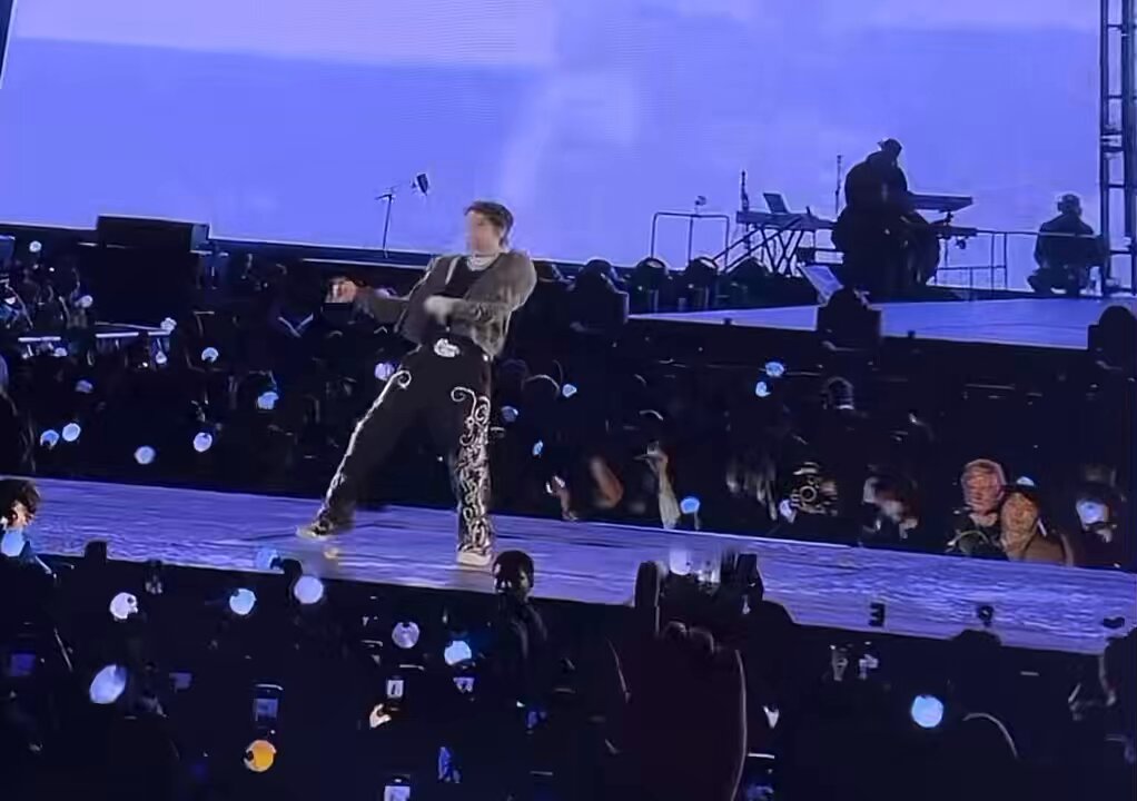 airplane 2 j-hope, you’ll always be iconic ❤️‍🔥🫶🏻