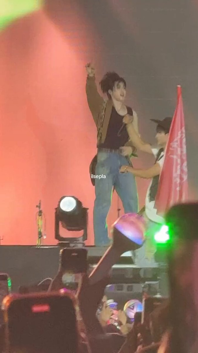 THE WAY COWBOY DOKYEOM TWIRLED😭🤍🤍 OH HE’S SOOO PRECIOUS😭😭😭
