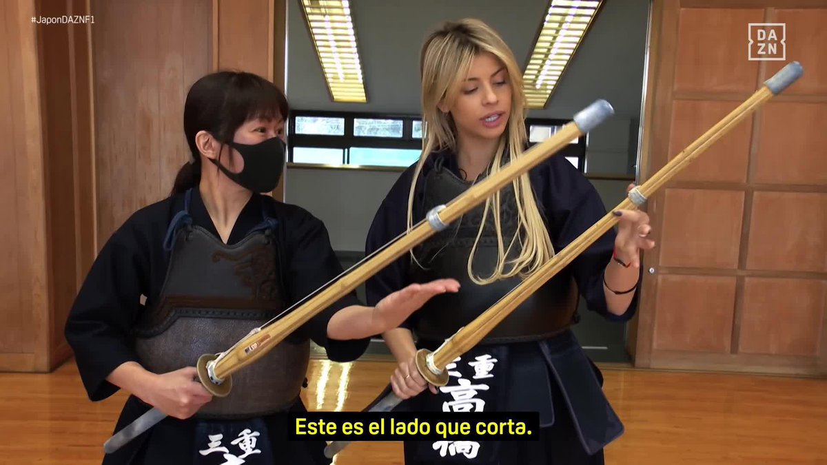 🤺 Christine GZ se pasa el kendo Sables de bambú y ponerse en modo samurái. ¿Qué puede salir mal? 😂🙌 #JaponDAZNF1 🇯🇵