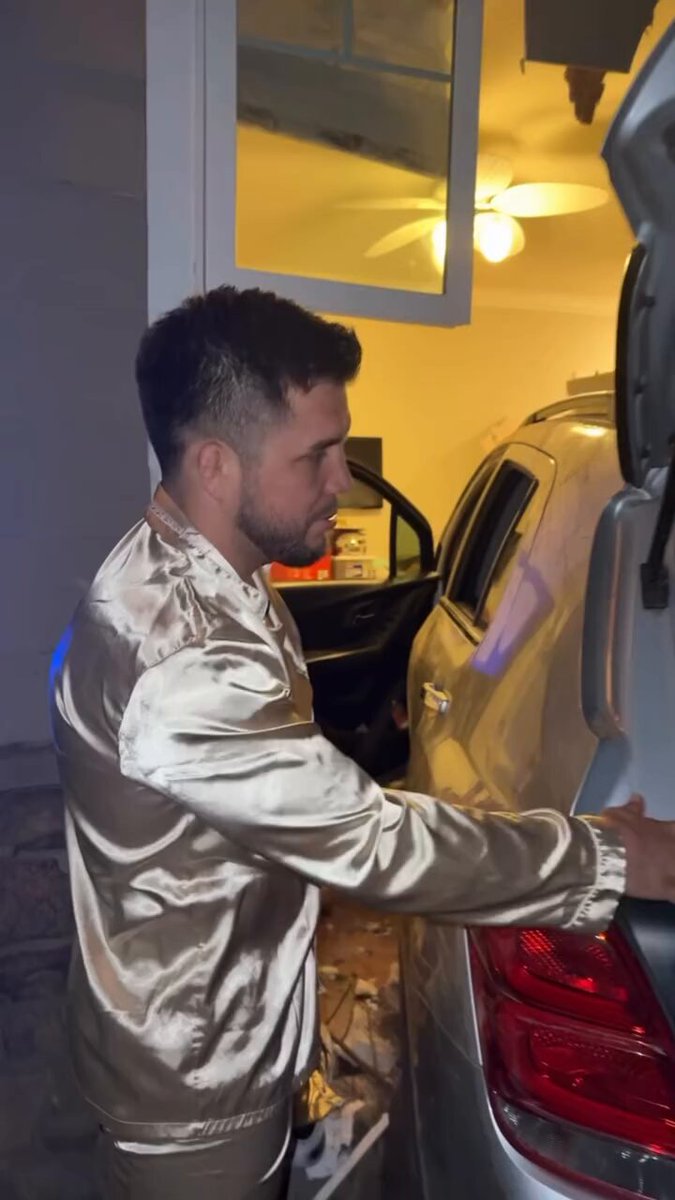 Henry Cejudo apprehended a hit-and-run driver that hit his neighbor’s home and tried to flee the scene 😳 “Once he hit my neighbor, I was like ‘alright man’… Picked him up, dropped him, slapped him a little bit.” 🎥 Dylan Rush #UFC